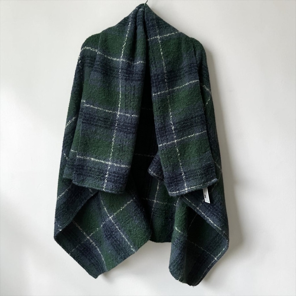 Gyal Bashy Oversized Blanket Scarf New NWT Green Blue Plaid Boucle Knit Cozy Top